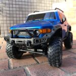 DEERC ZP1007は、リアルな外観とタフな走破性を兼ね備えたオフロードバギー